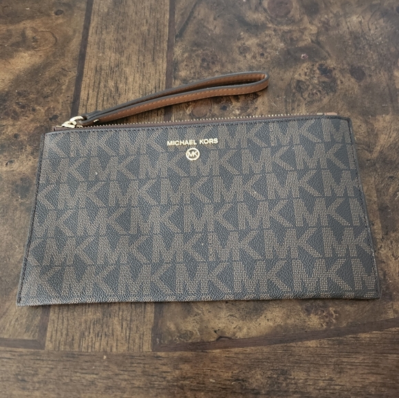 Michael Kors Handbags - Michael Kors Jet Set Zip Monogram Wristlet